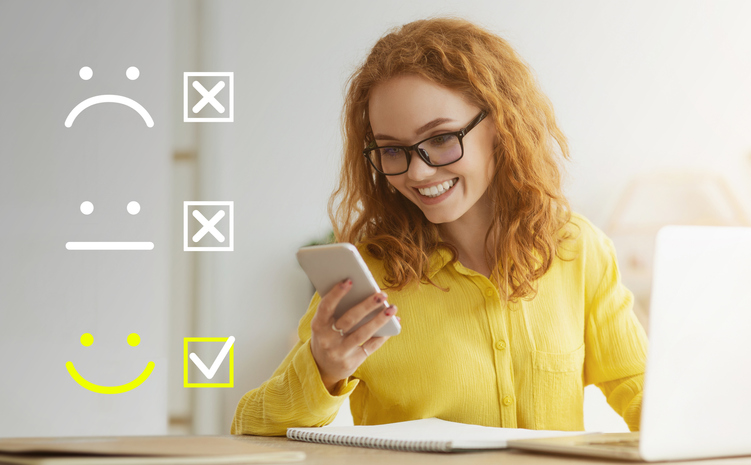 mujer evaluando servicio