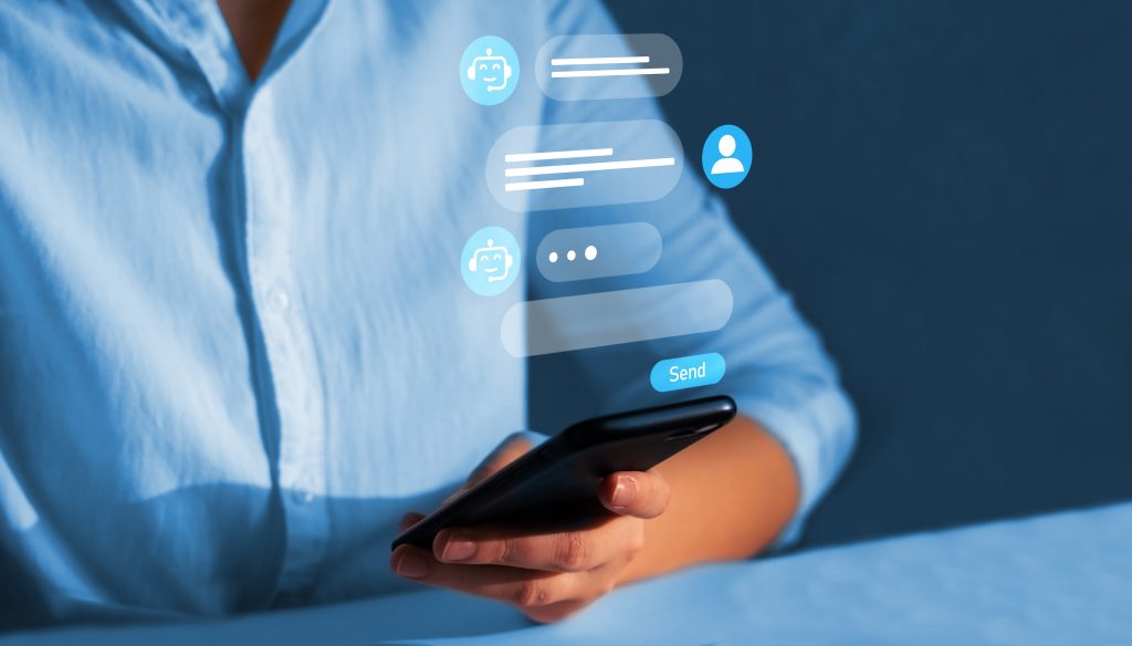 persona conversando con chatbot