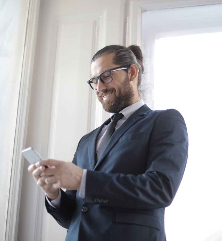 hombre hablando por whatsapp business api