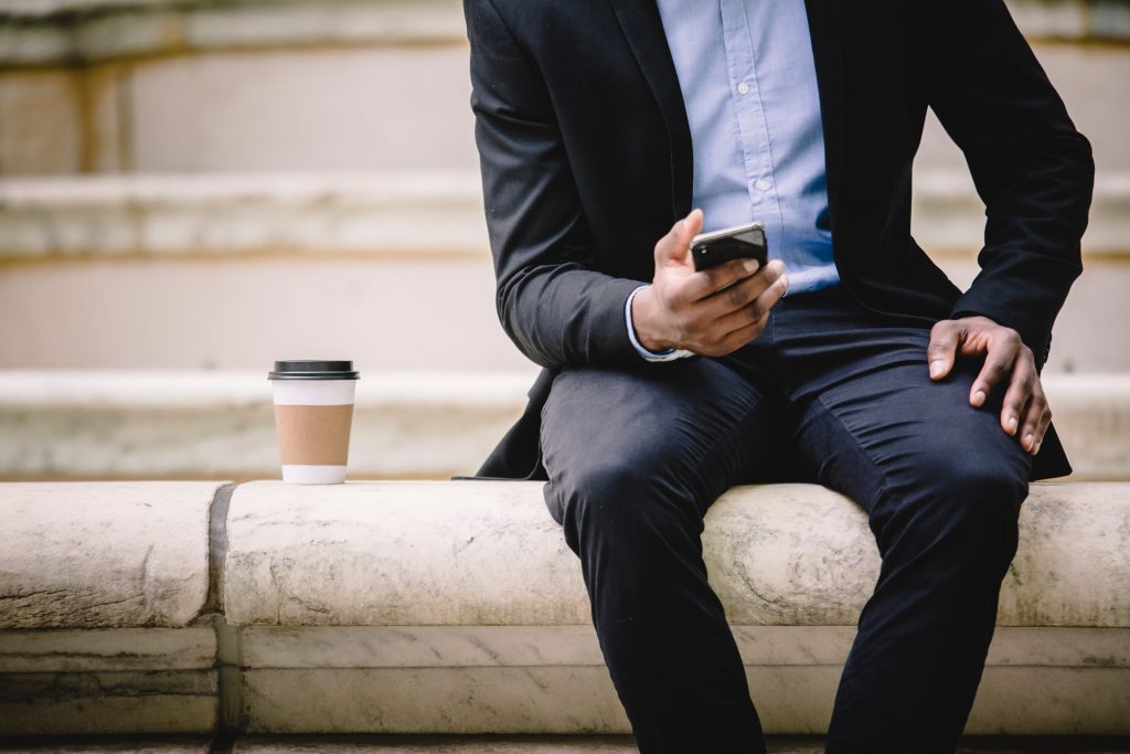 hombre recibiendo sms código corto