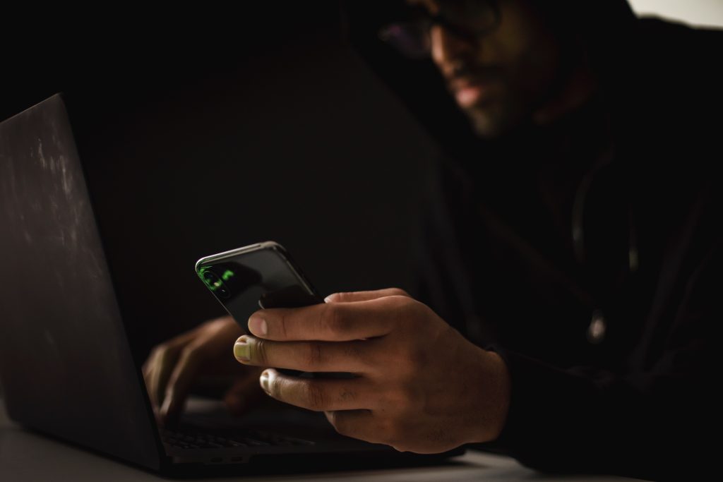 hombre realizando fraude
