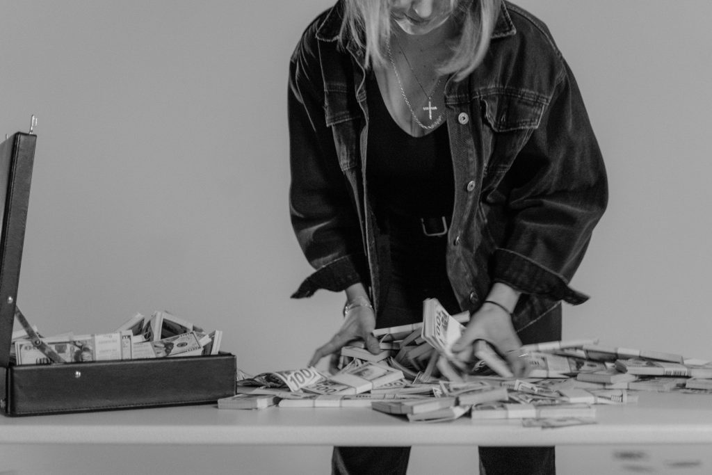 fraud protection, mujer realizando fraude